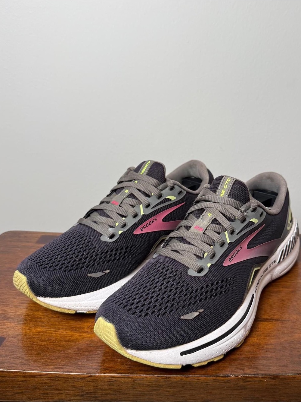 Brooks Adrenaline GTS 23 Women’s 7.5 B Black Pink Green Running 1203811B037